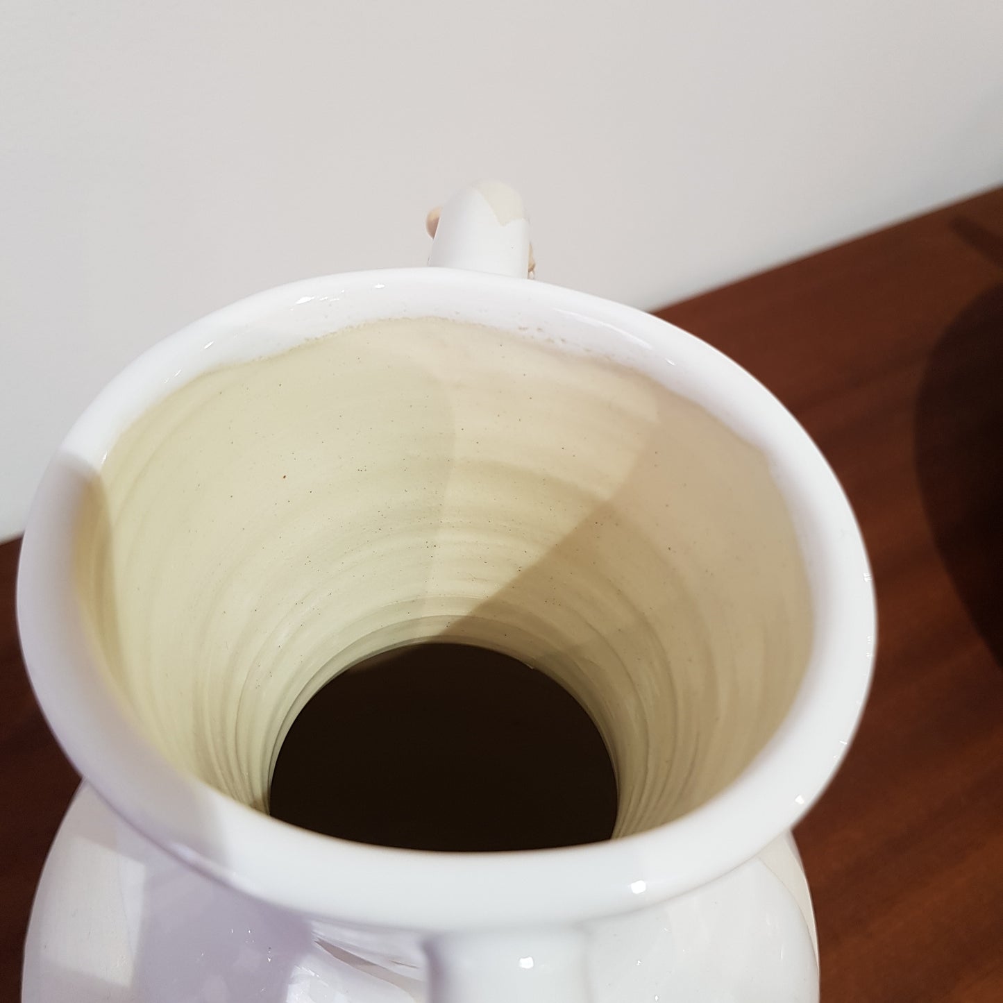 Vase blanc avec perles - Maison Bonjour
