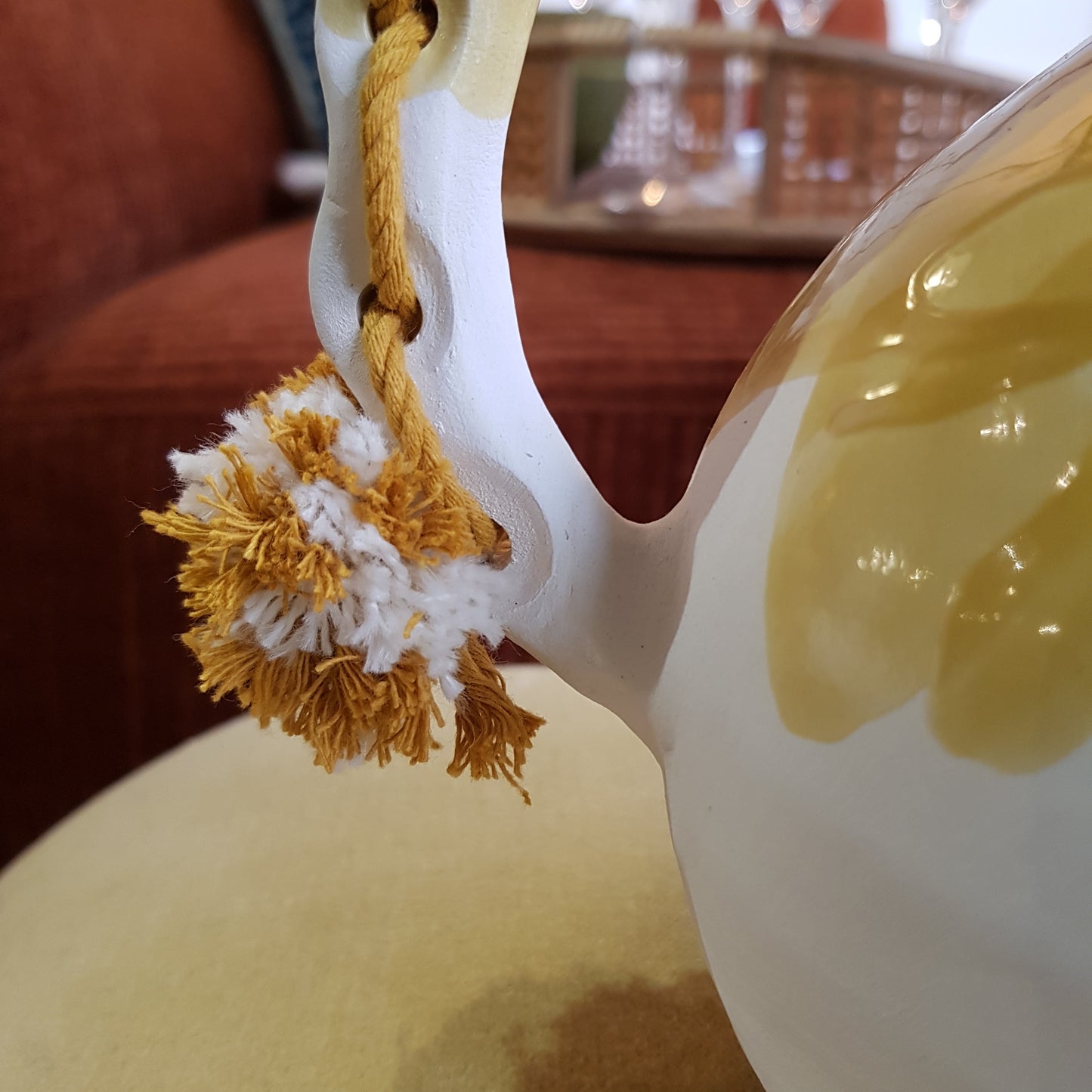 Vase jaune et blanc avec anses cordées - Maison Bonjour